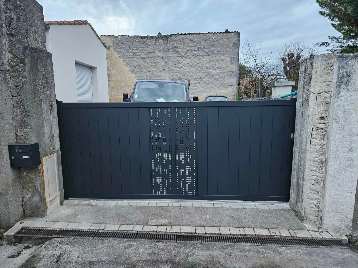 Portail sombre entre deux piliers en pierre