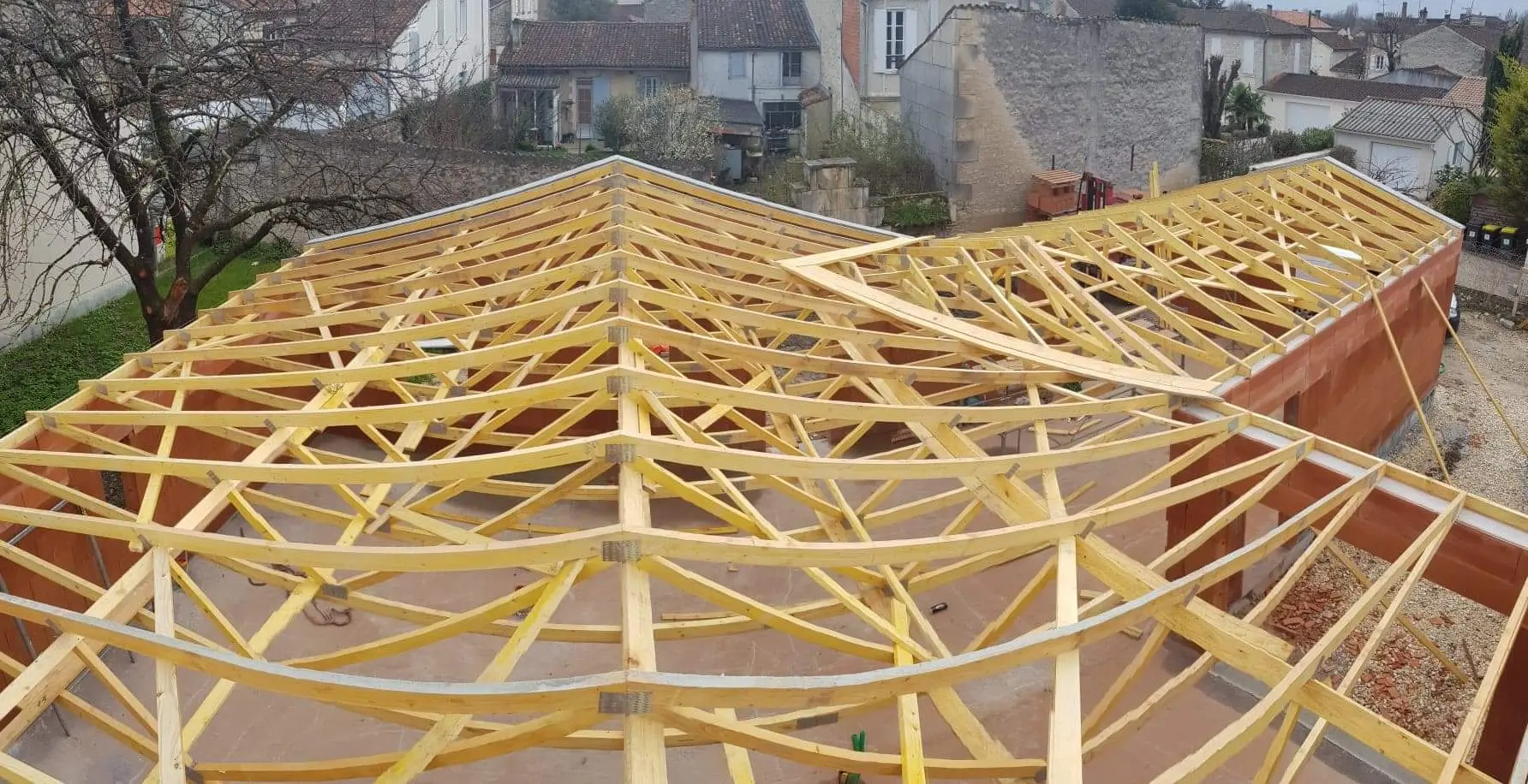 Charpente en bois en cours de montage